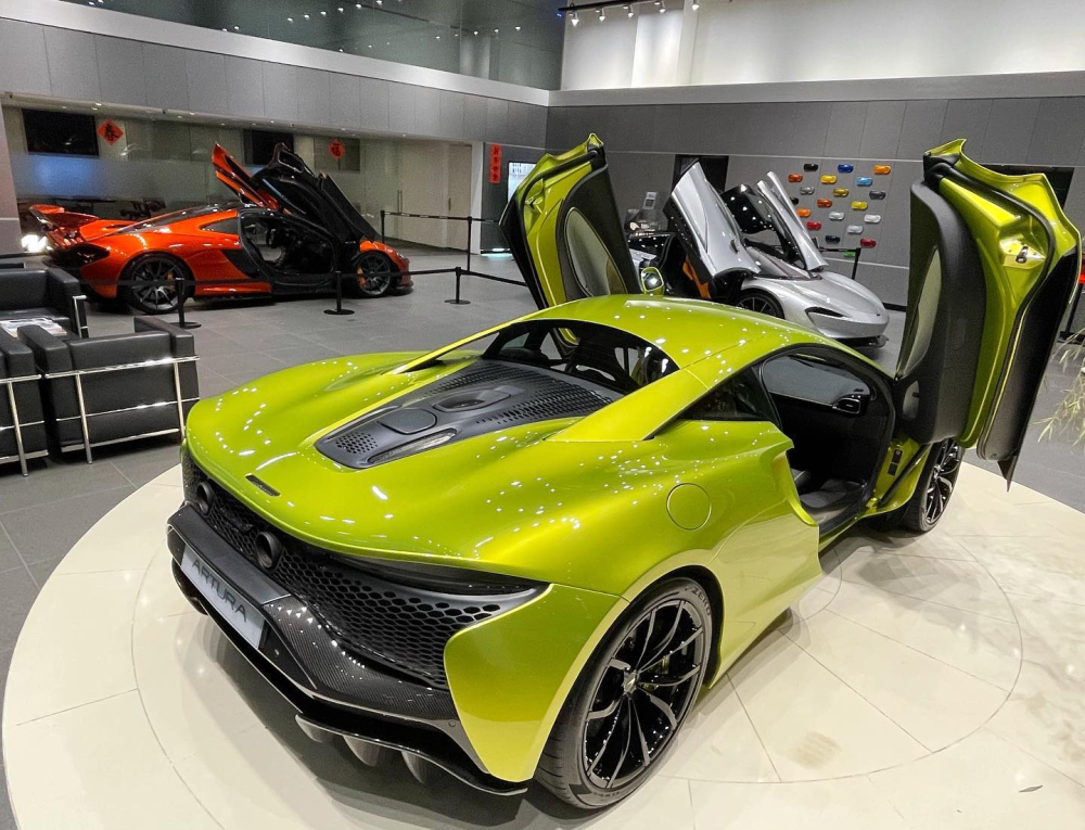 Bộ 3 siêu xe hybrid tung cánh trong đại lý McLaren Taipei, chiếc màu cam là McLaren P1, màu bạc là McLaren Speedtail và xe còn lại là McLaren Artura