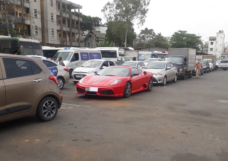 Chiếc siêu xe Ferrari 430 Scuderia xếp hàng chờ đăng kiểm Chiếc siêu xe Ferrari 430 Scuderia xếp hàng chờ đăng kiểm