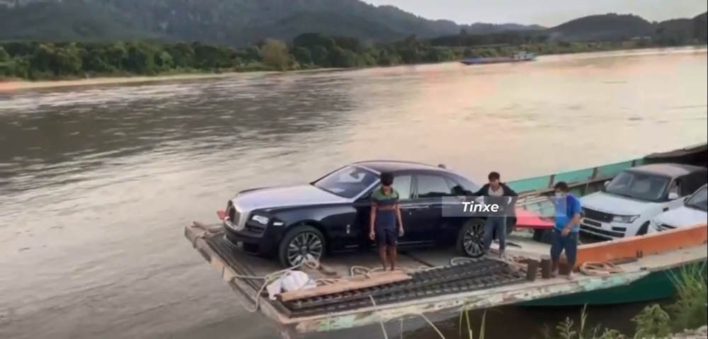 Chiếc xe Rolls-Royce Ghost Series II được đặt trên mũi tàu gỗ