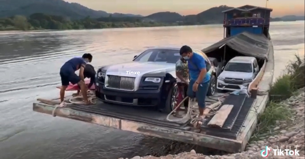 Phía sau chiếc xe Rolls-Royce Ghost Series II còn có Range Rover, Toyota Land Cruiser