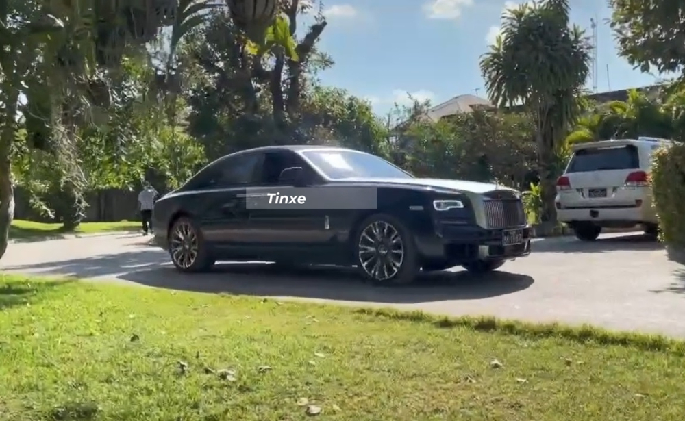 Chiếc xe siêu sang Rolls-Royce Ghost Series II sau khi được đưa lên đất liền an toàn và về nhà cùng chủ nhân