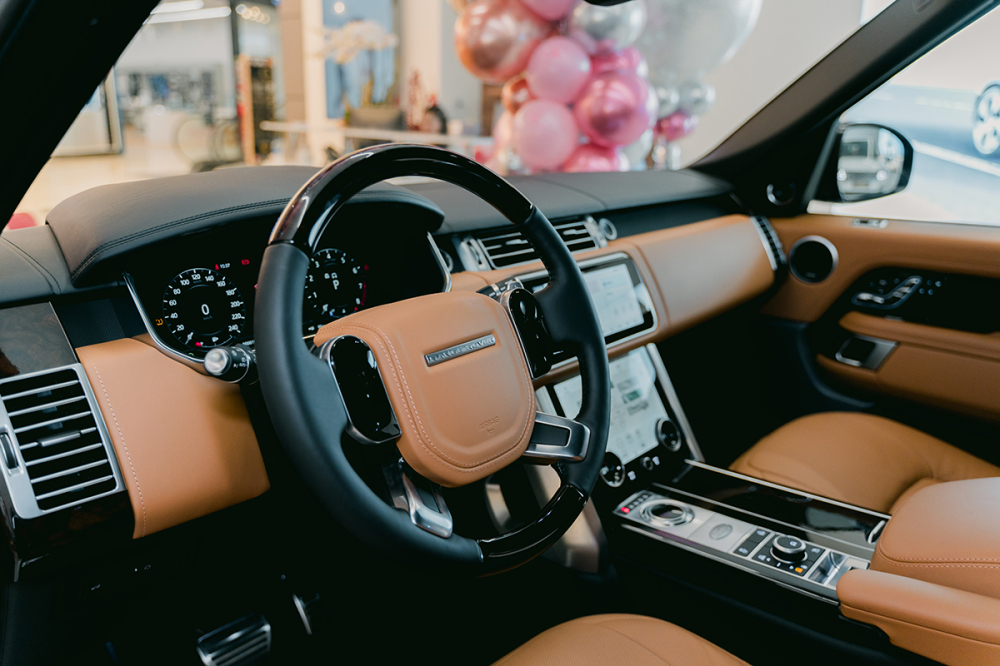 Nội thất bóng bẩy của chiếc Range Rover Autobiography.
