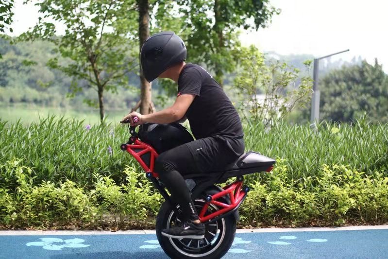 Chiếc xe điện có thiết kế để tự cân bằng khi còn năng lượng