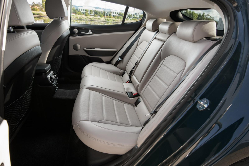 Ghế sau rộng rãi của Kia Stinger 2022