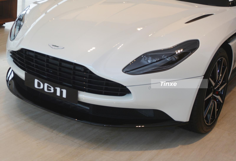 Chiếc xe Aston Martin DB11 V8 này có màu sơn trắng Morning Frost