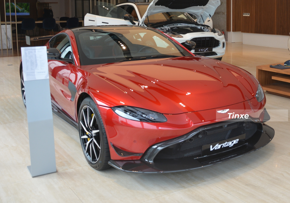 1 trong 2 chiếc xe Aston Martin V8 Vantage đang có mặt tại Việt Nam