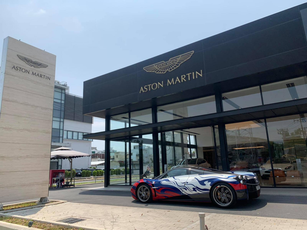 Điểm đến của chiếc Pagani Huayra kh&ocirc;ng phải l&agrave; qu&aacute;n c&agrave; ph&ecirc; m&agrave; l&agrave; đại l&yacute; Aston Martin Việt Nam