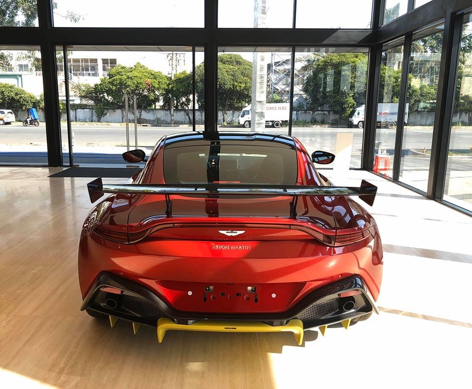 Xe đã được lên bản độ body kit Aston Martin Vantage AMR
