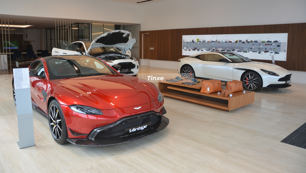 Giá xe Aston Martin thấp nhất là 14,988 tỷ đồng dành cho phiên bản V8 Vantage có màu sơn đỏ, Aston Martin DB11 V8 có giá 15,686 tỷ đồng