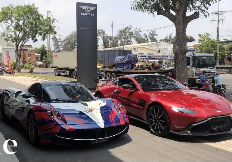 Pagani Huayra của Minh Nhựa đỗ c&ugrave;ng chiếc xe Aston Martin V8 Vantage m&agrave;u đỏ