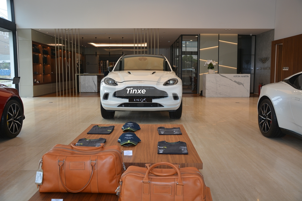 Và cao nhất lên đến 16,7 tỷ đồng là giá xe Aston Martin DBX