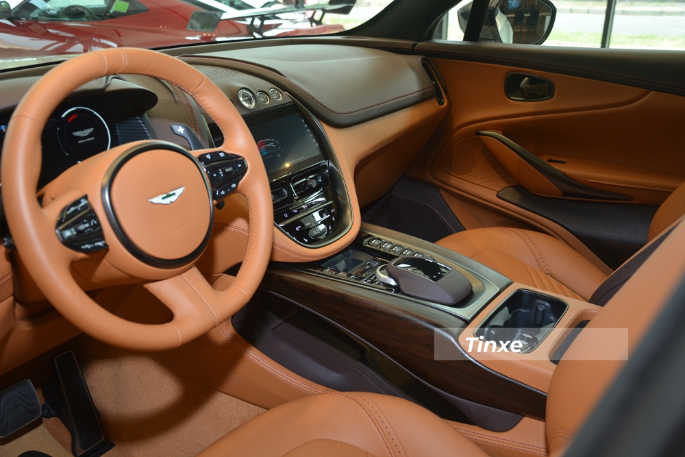 Khoang lái SUV hạng sang cỡ lớn Aston Martin DBX độc nhất Việt Nam