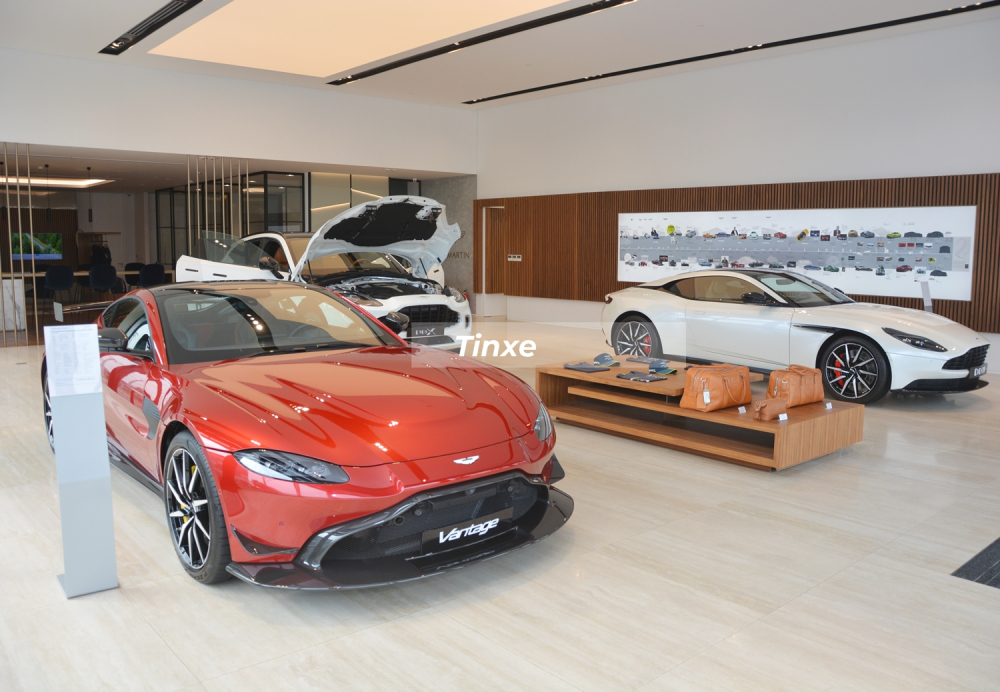 Chiếc Aston Martin V8 Vantage trong showroom xe đại l&yacute; ch&iacute;nh h&atilde;ng c&ugrave;ng Aston Martin DB11 V8 v&agrave; Aston Martin DBX