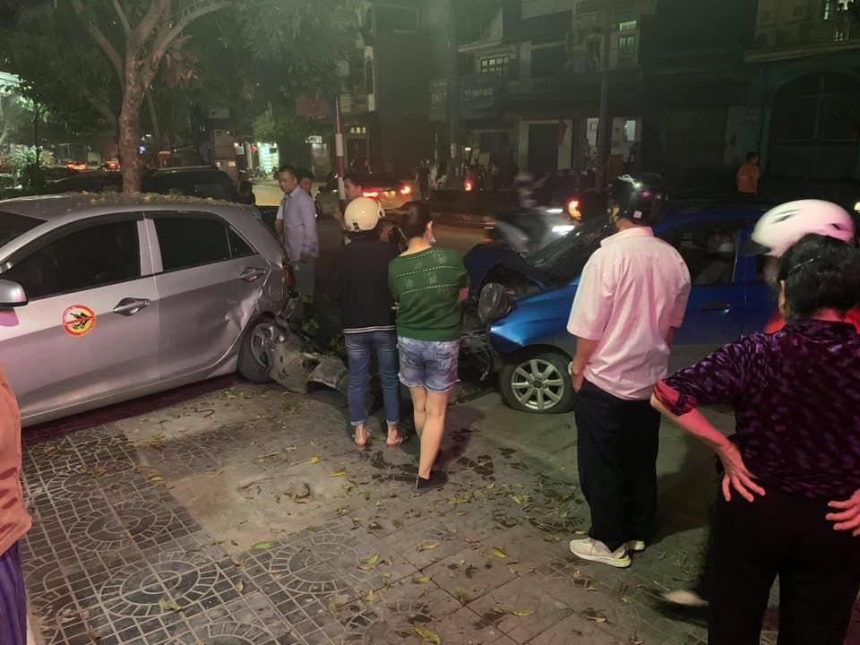 Hiện trường vụ tai nạn xe Kia Morning t&ocirc;ng người phụ nữ đi bộ c&ugrave;ng &ocirc; t&ocirc; đỗ b&ecirc;n đường