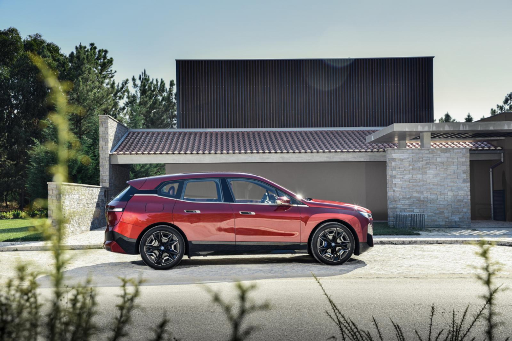 K&iacute;ch thước của BMW iX 2022 l&agrave; sự kết hợp giữa 3 d&ograve;ng SUV hạng sang X5, X6 v&agrave; X7