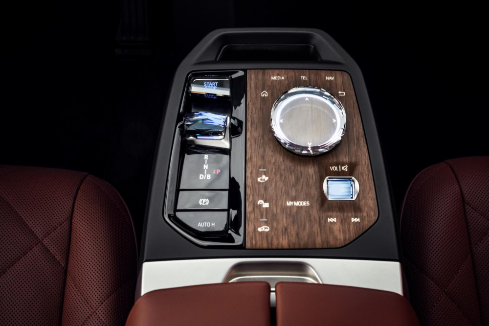 C&aacute;c n&uacute;m xoay bằng pha l&ecirc; đẹp mắt của BMW iX 2022