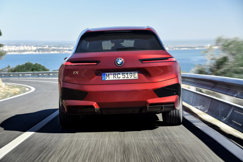 BMW iX 2022 c&oacute; 2 phi&ecirc;n bản l&agrave; iX xDrive40 v&agrave; iX xDrive50