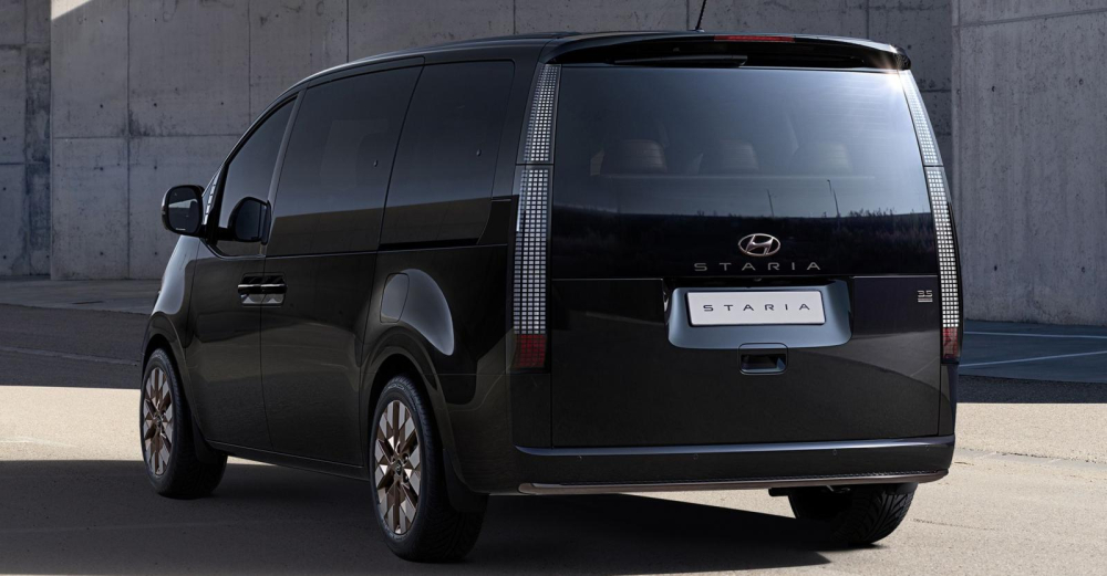 Hyundai Staria bản Premium 7 chỗ c&oacute; đ&egrave;n hậu k&eacute;o d&agrave;i l&ecirc;n tận n&oacute;c