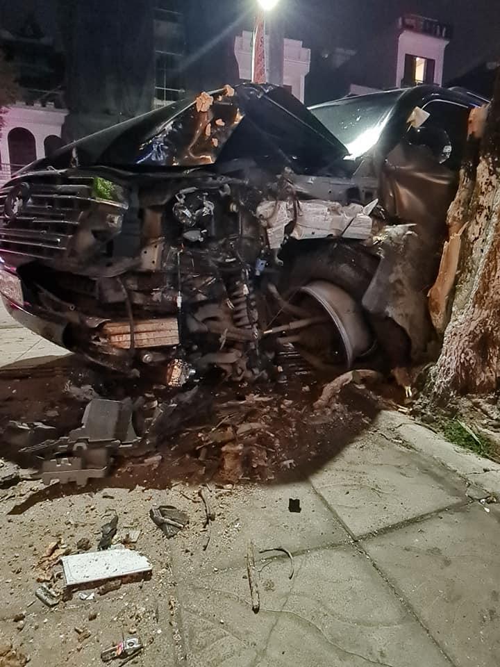 Chiếc Toyota Land Cruiser bị hư hỏng nặng phần đầu xe