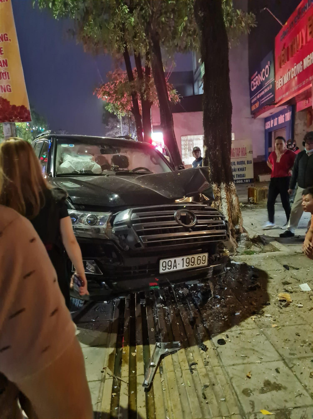 Tài xế điều khiển chiếc Toyota Land Cruiser không bị thương