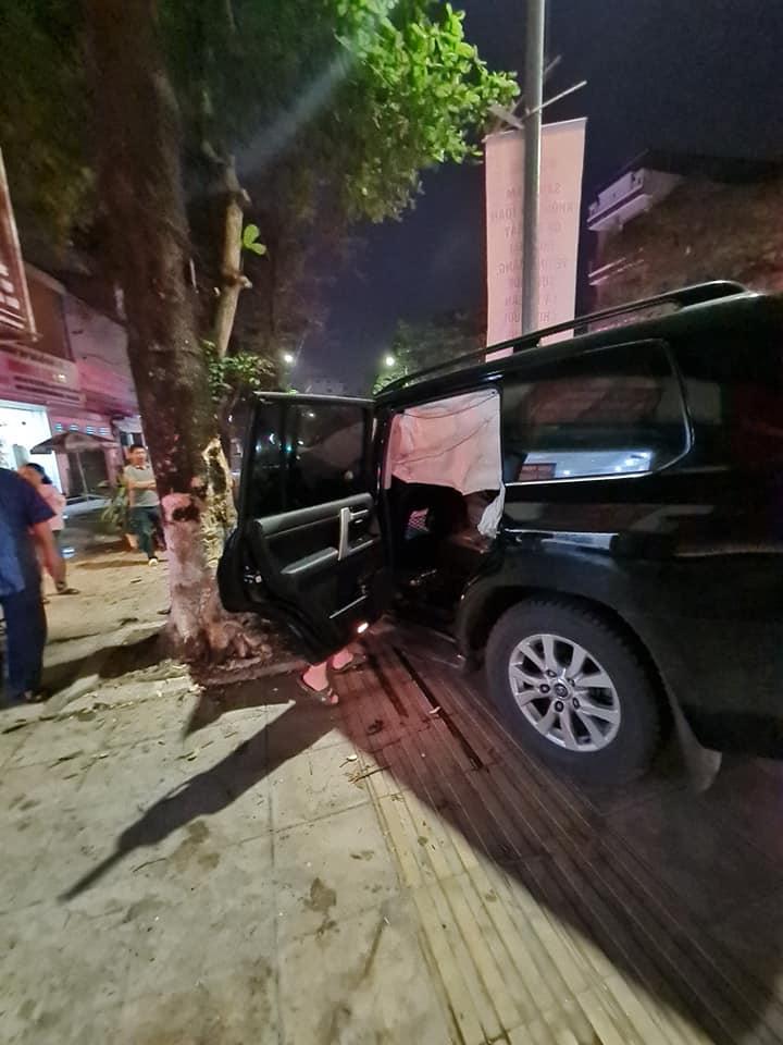 Túi khí bên trong chiếc SUV 7 chỗ bung ra
