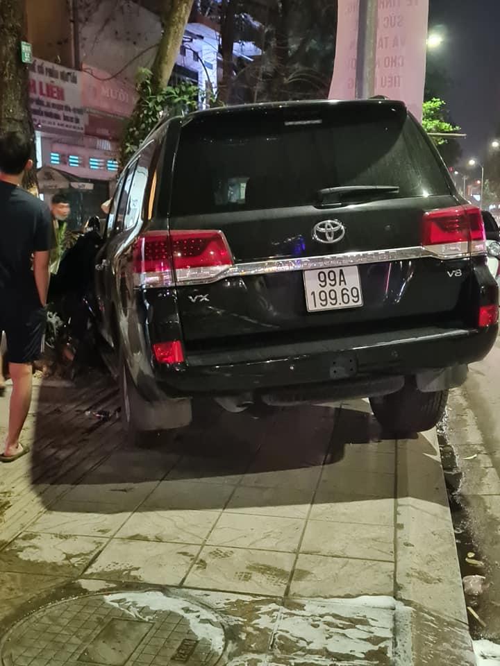 Nguyên nhân của vụ tai nạn được cho là do chiếc Toyota Land Cruiser bị nổ lốp