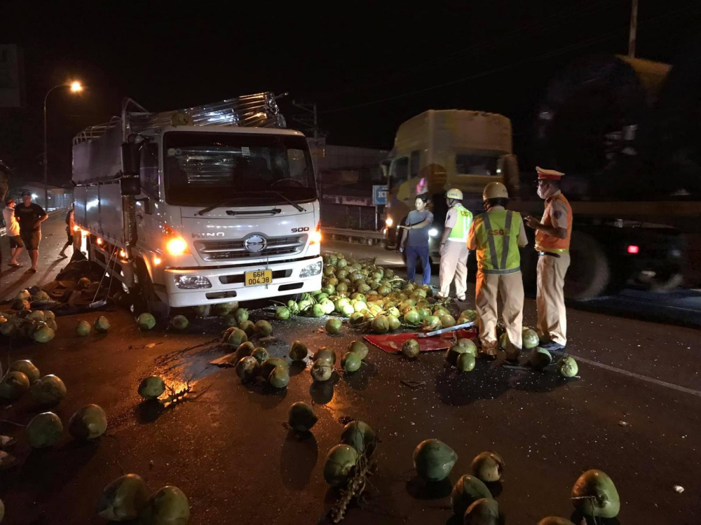 Hàng trăm trái dừa tràn ra mặt đường QL1A sau tai nạn Hàng trăm trái dừa tràn ra mặt đường QL1A sau tai nạn