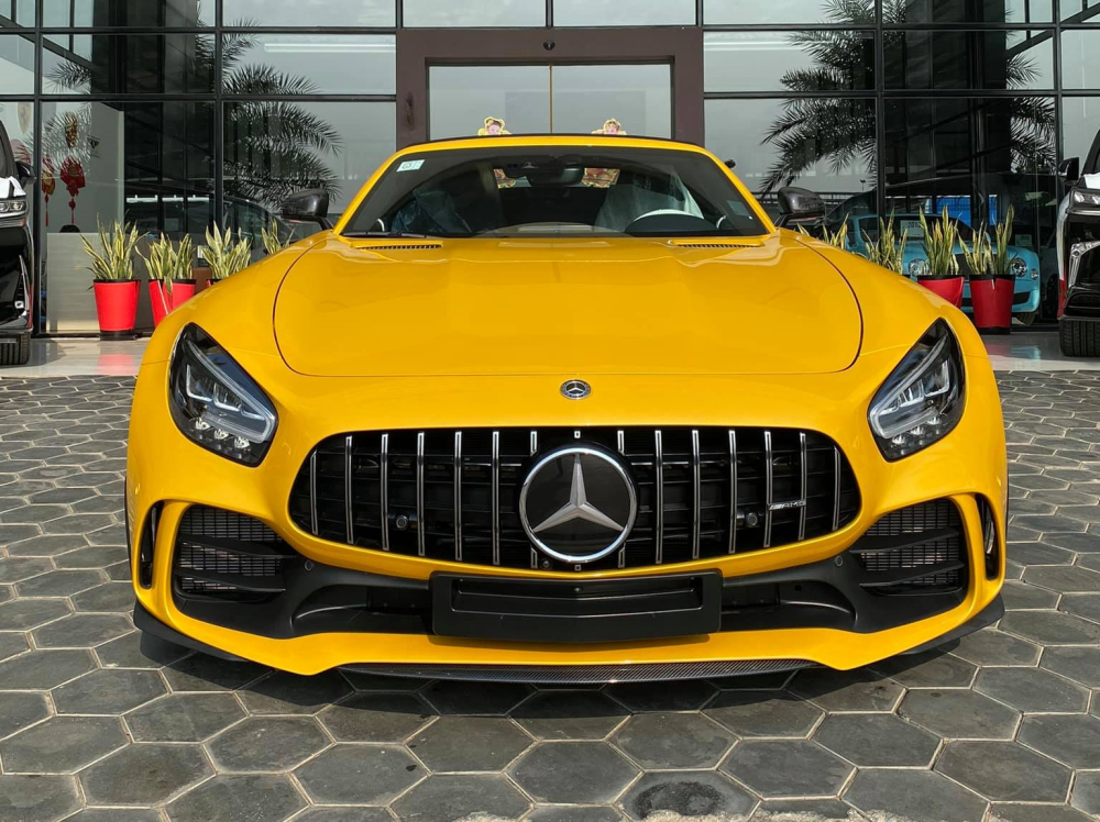 Siêu xe giới hạn Mercedes-AMG GT R mui trần đầu tiên về Campuchia