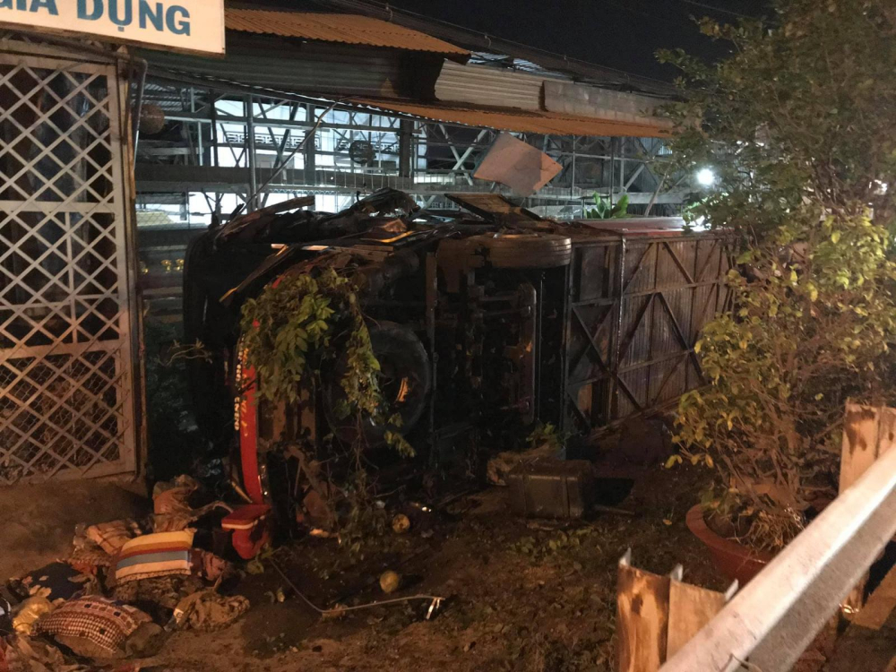 Vụ tai nạn giao thông làm ít nhất 5 người bị thương Vụ tai nạn giao thông làm ít nhất 5 người bị thương