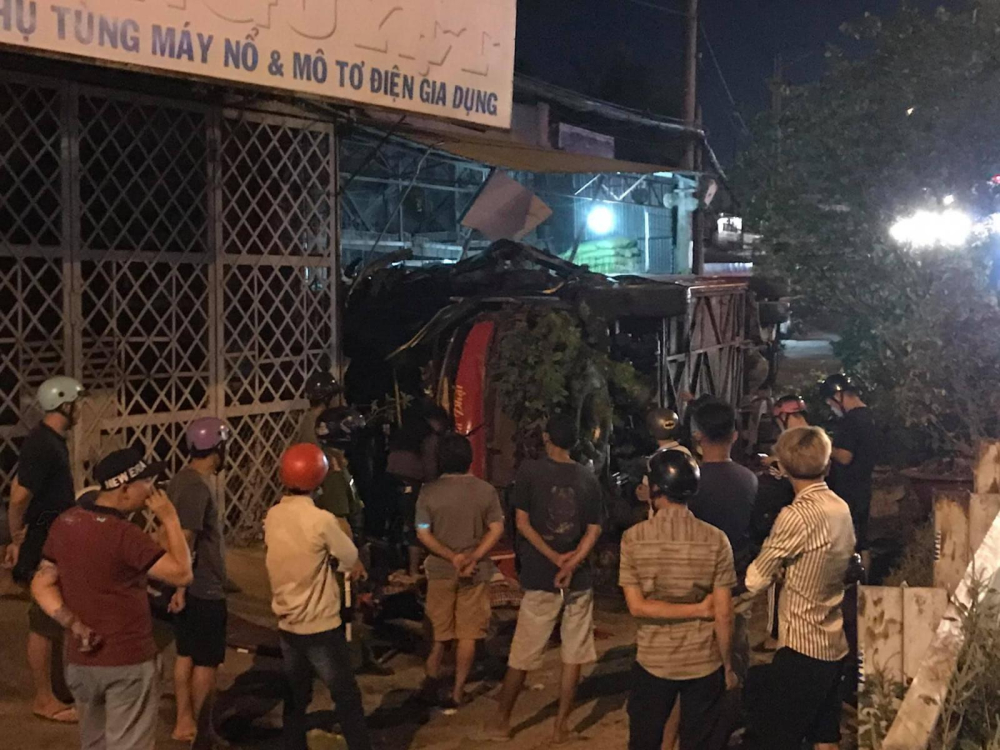 Người dân theo dõi vụ tai nạn Người dân theo dõi vụ tai nạn