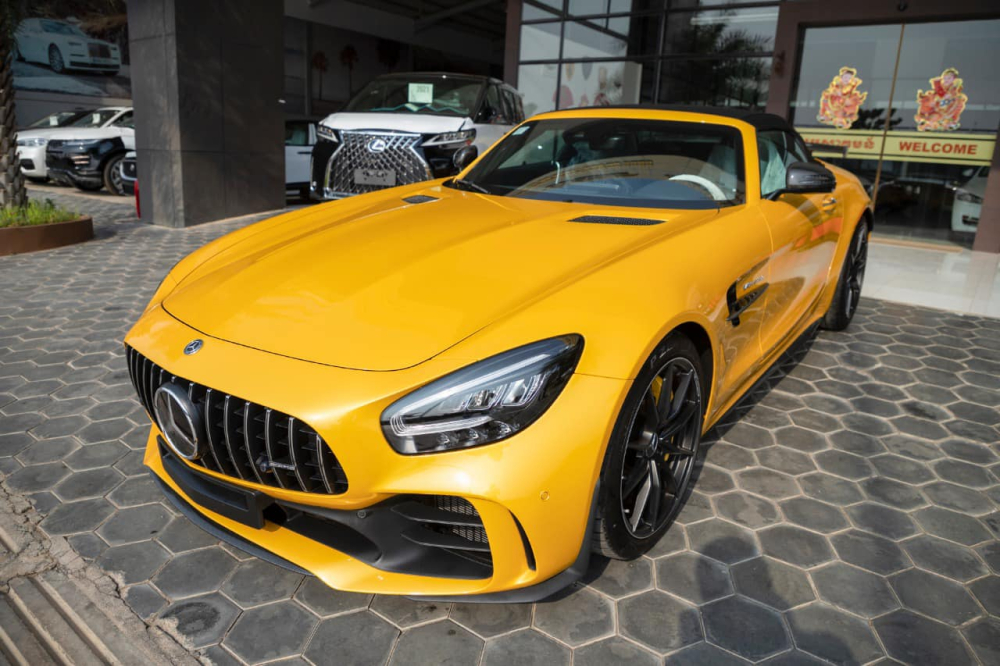 Xe có màu sơn vàng rất nổi bật