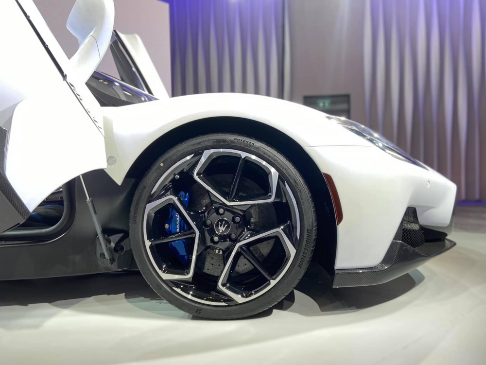 Bộ m&acirc;m tr&ecirc;n si&ecirc;u xe McLaren MC20