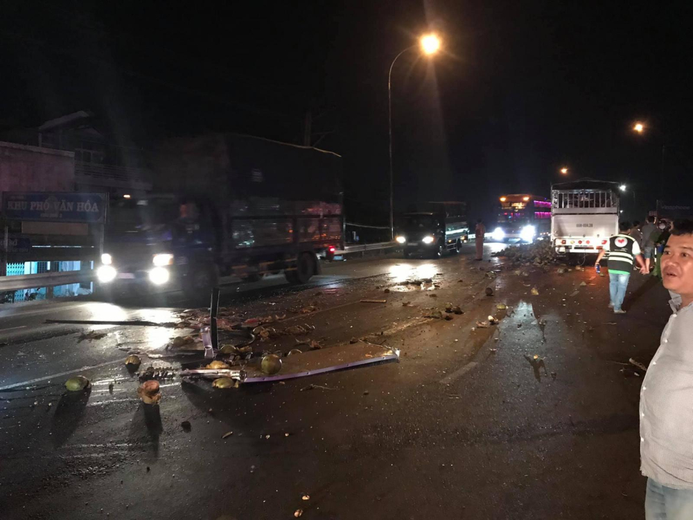 Hiện trường vụ tai nạn giữa xe tải chở dừa và xe khách trên cầu Cai Lậy vào tối qua Hiện trường vụ tai nạn giữa xe tải chở dừa và xe khách trên cầu Cai Lậy vào tối qua