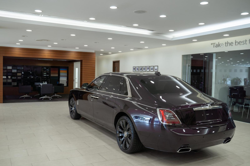 Rolls-Royce Ghost thế hệ mới ch&iacute;nh h&atilde;ng đầu ti&ecirc;n về Campuchia khiến nh&agrave; gi&agrave;u Việt ph&aacute;t th&egrave;m