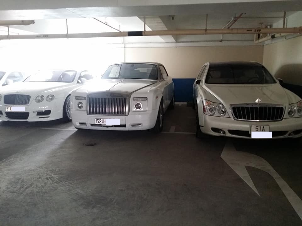 Maybach 62S màu trắng của doanh nhân ngành thực phẩm cùng Rolls-Royce Phantom mui trần và Bentley Continental GT màu trắng Maybach 62S màu trắng của doanh nhân ngành thực phẩm cùng Rolls-Royce Phantom mui trần và Bentley Continental GT màu trắng