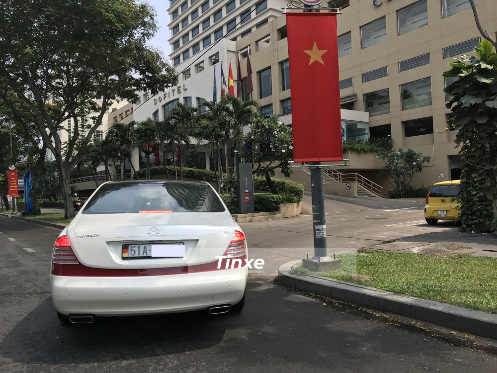 Đây là 1 trong số ít xe Maybach 62S màu trắng tại Việt Nam Đây là 1 trong số ít xe Maybach 62S màu trắng tại Việt Nam