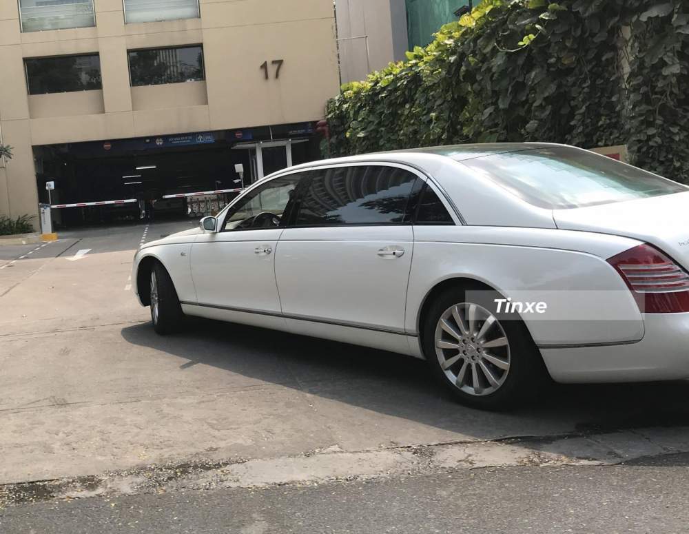 Xe có bộ mâm được mã crôm sáng bóng Xe có bộ mâm được mã crôm sáng bóng