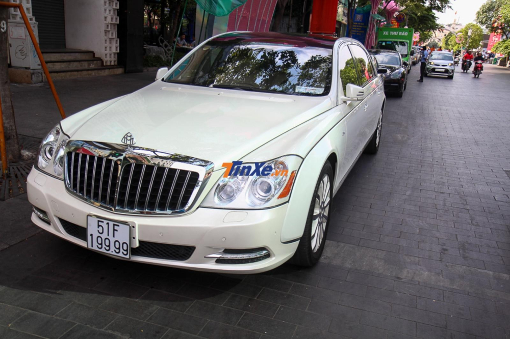Maybach 62S màu trắng khác nhưng thuộc bản nâng cấp trước khi bị khai tử Maybach 62S màu trắng khác nhưng thuộc bản nâng cấp trước khi bị khai tử