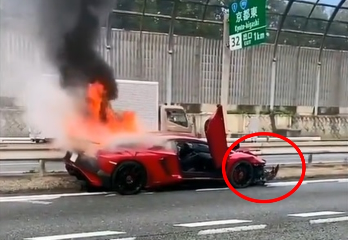 Siêu xe Lamborghini Aventador SV cháy như đuốc trên đường với phần đầu xe hỏng nặng