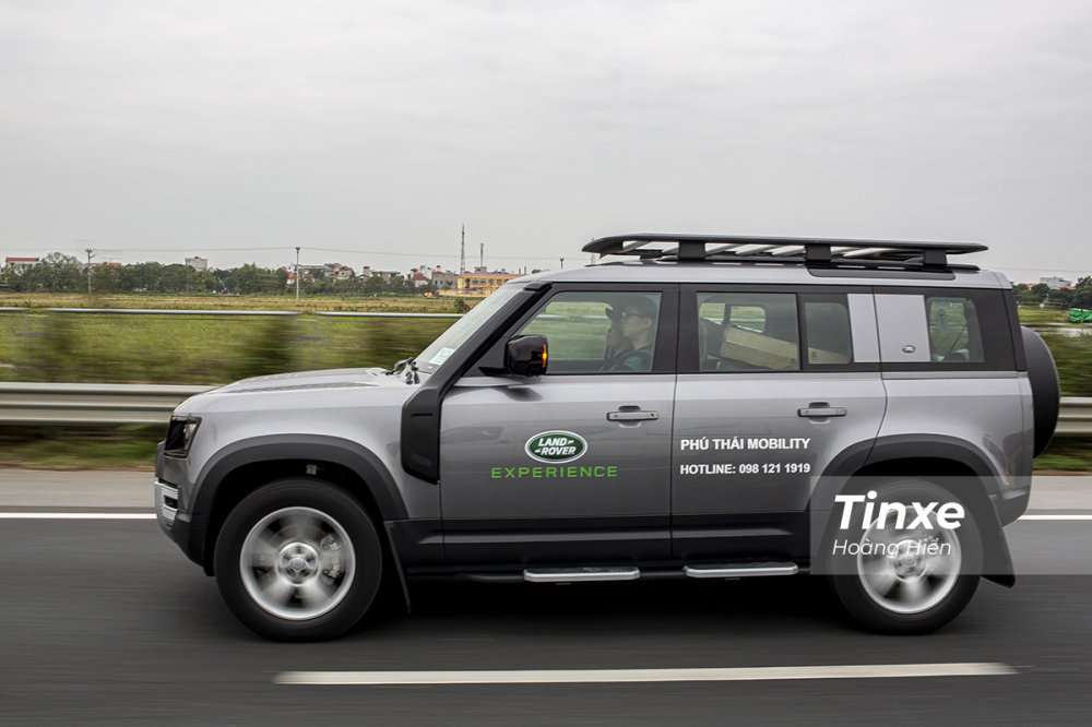 Trên cao tốc, Land Rover Defender cho cảm giác lái chắc chắn, cách âm tốt khi di chuyển ở tốc độ cao. Trên cao tốc, Land Rover Defender cho cảm giác lái chắc chắn, cách âm tốt khi di chuyển ở tốc độ cao.