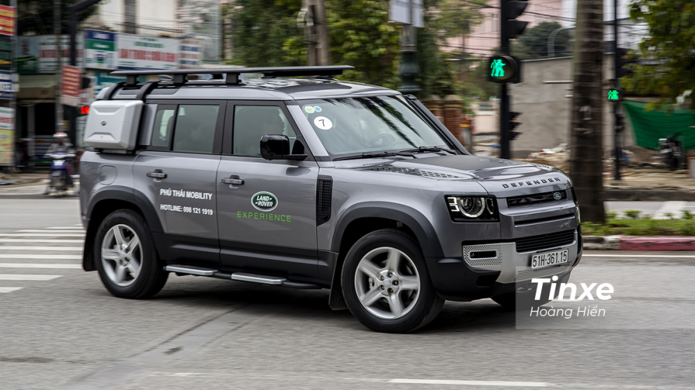 Mặc dù to lớn nhưng Land Rover Defender lại cho thấy khả năng vận hành linh hoạt khi di chuyển trong phố. Mặc dù to lớn nhưng Land Rover Defender lại cho thấy khả năng vận hành linh hoạt khi di chuyển trong phố.