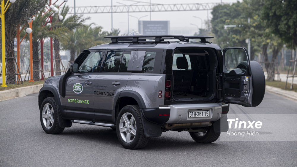 Land Rover Defender sở hữu cửa khoang hành lý dạng mở ngang với tính năng tự hút khi đóng. Land Rover Defender sở hữu cửa khoang hành lý dạng mở ngang với tính năng tự hút khi đóng.