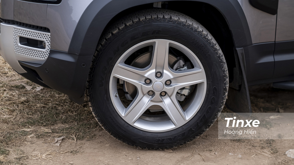 Land Rover Defender được trang bị vành hợp kim 5 chấu kích thước 20 inch với cảm biến áp suất lốp tích hợp sẵn. Land Rover Defender được trang bị vành hợp kim 5 chấu kích thước 20 inch với cảm biến áp suất lốp tích hợp sẵn.