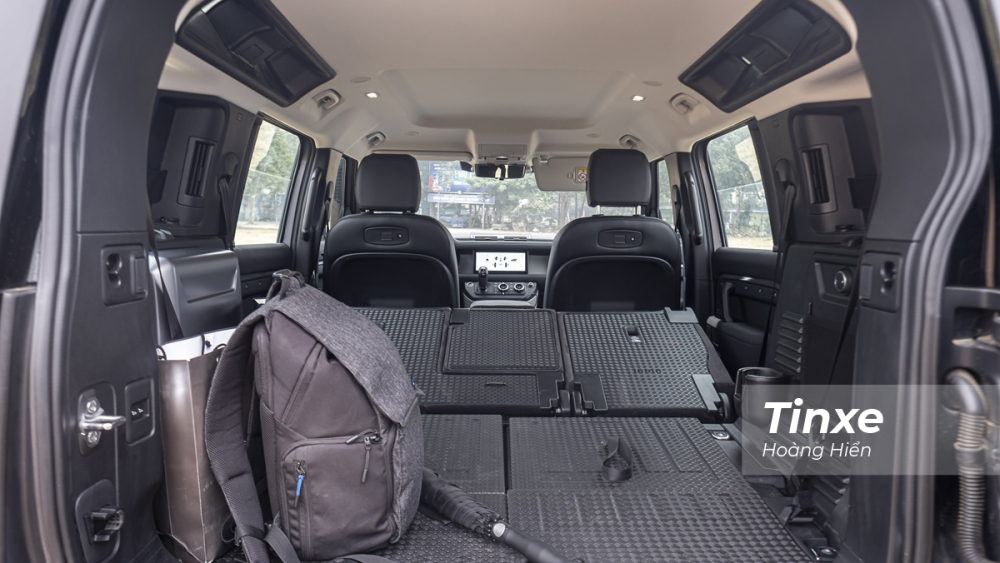 Với không gian đủ cho 7 chỗ ngồi, Land Rover Defender tạo cảm giác rộng rãi. Với không gian đủ cho 7 chỗ ngồi, Land Rover Defender tạo cảm giác rộng rãi.