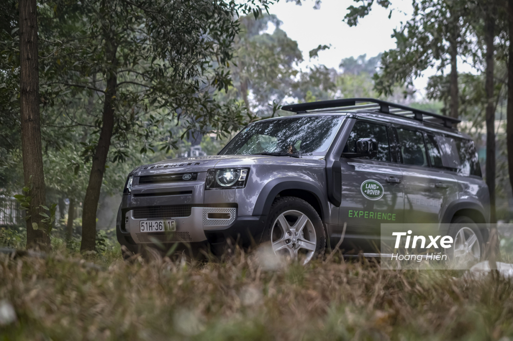 Land Rover Defender không hổ danh là Ông vua việt dã. Land Rover Defender không hổ danh là Ông vua việt dã.