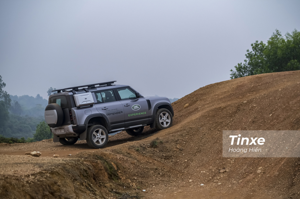 Land Rover Defender cho thấy mình là mẫu xe được sinh ra để trinh phục những cung đường khó. Land Rover Defender cho thấy mình là mẫu xe được sinh ra để trinh phục những cung đường khó.