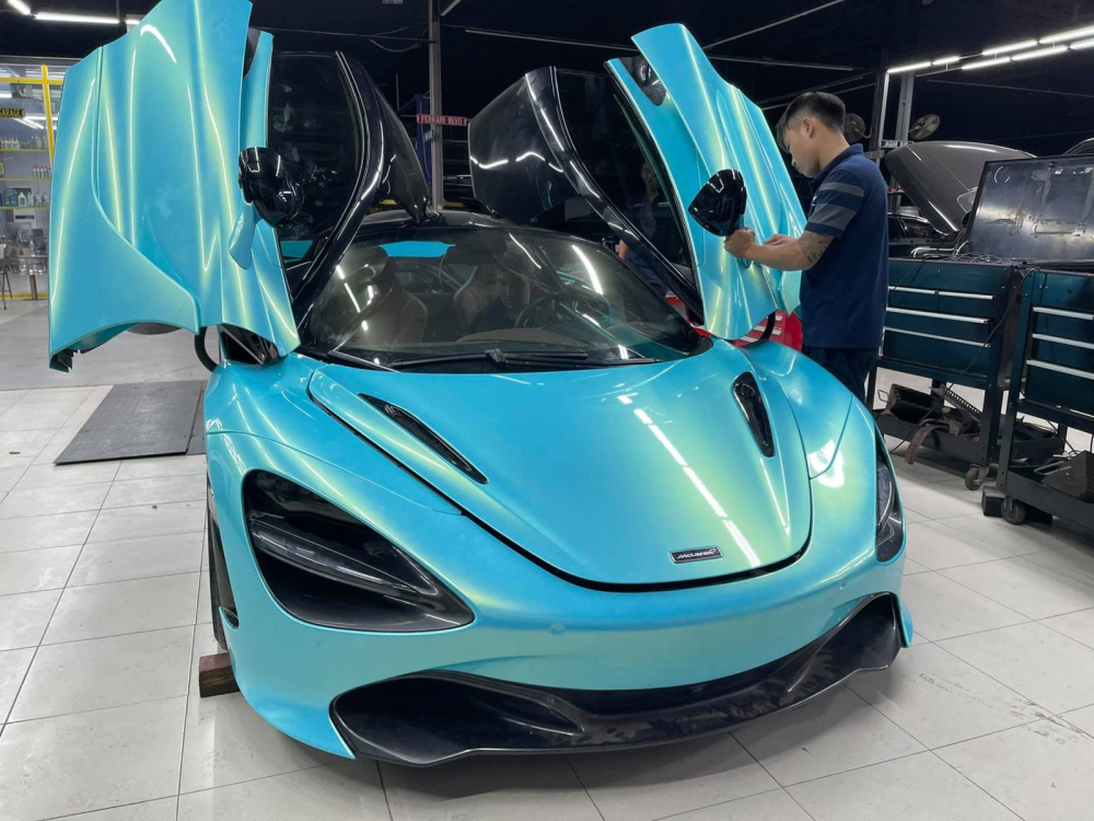 Si&ecirc;u xe McLaren 720S đầu ti&ecirc;n về nước đổi m&agrave;u sơn sang xanh nhạt