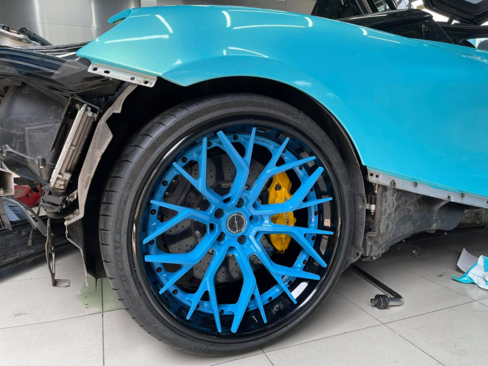 Cận cảnh la-zăng độ Brixton PF10 tr&ecirc;n si&ecirc;u xe McLaren 720S