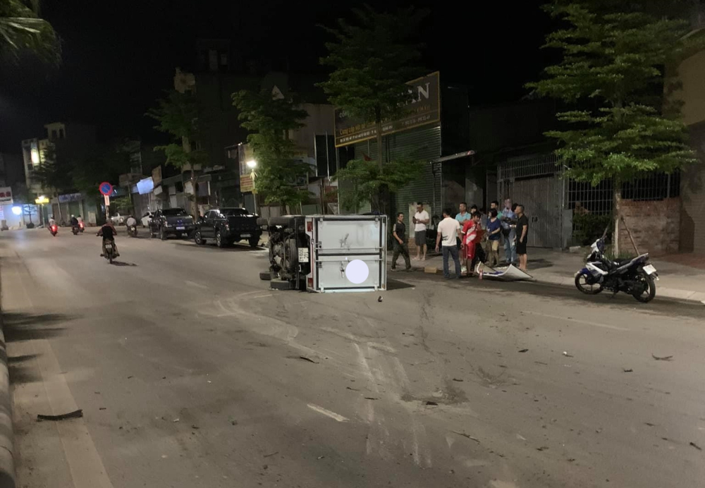 Hiện trường vụ xe tải lật nghiêng bên đường ở thành phố Hạ Long, tỉnh Quảng Ninh