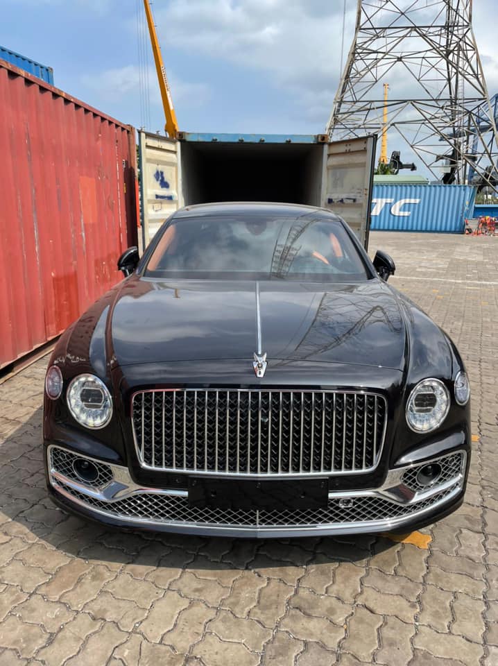 Sau khi tậu Ferrari SF90 Stradale, người bán lan đột biến Củ Chi mua Bentley Flying Spur First Edition
